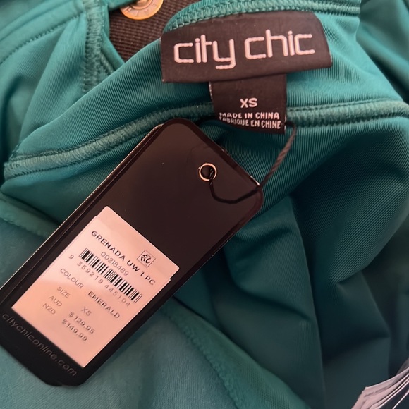 Woman’s swimsuit - Picture 3 of 3